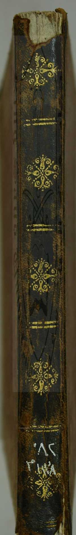 مجموع فيه 8 كتب